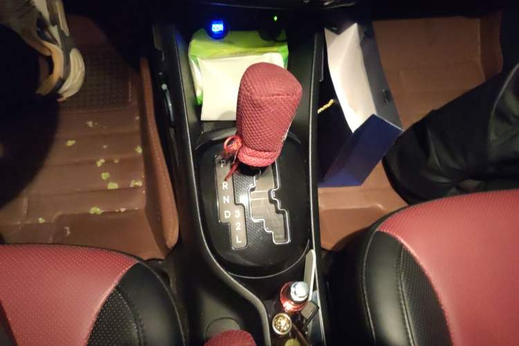 Used Kia K2 2015 Hatchback 1.4L AT GLS Cool Edition Gear Lever
