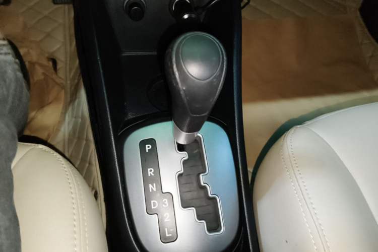 Used Kia K2 2015 Sedan 1.4L Automatic GLS Gear Lever