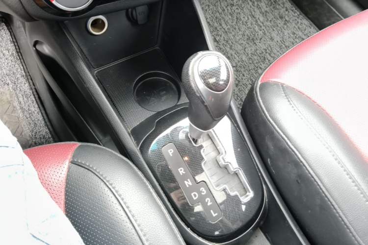 Used Kia K2 2015 Hatchback 1.4L AT GLS Cool Edition Gear Lever