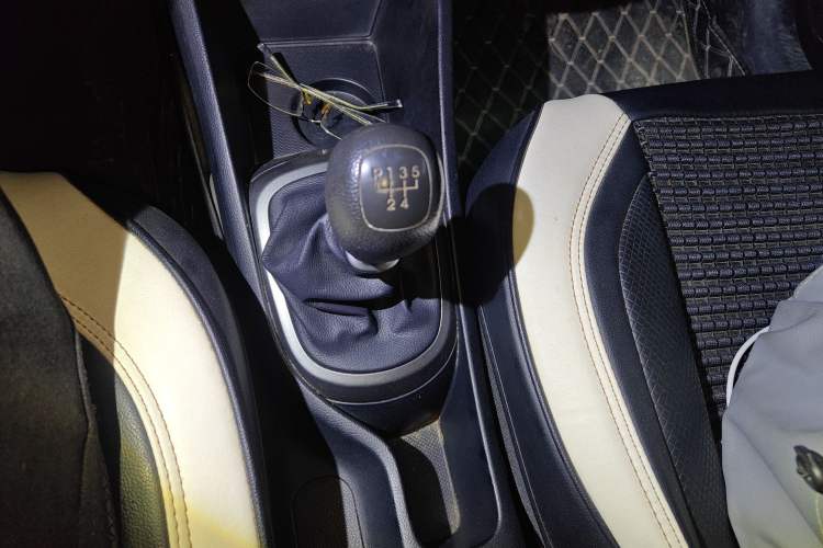 Used Kia K2 2015 Sedan 1.4L MT GLS Gear Lever