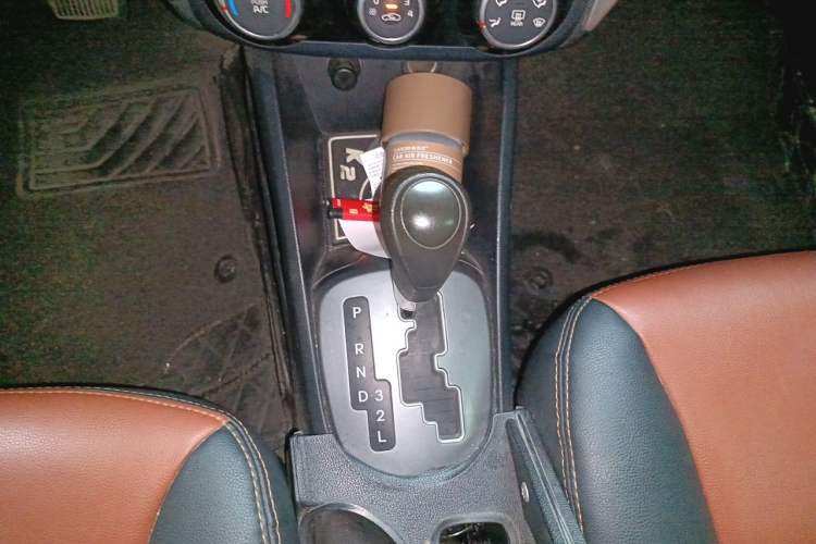 Used Kia K2 2015 Sedan 1.4L Automatic GLS Gear Lever