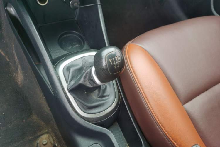 Used Kia K2 2015 Sedan 1.4L MT GLS Gear Lever