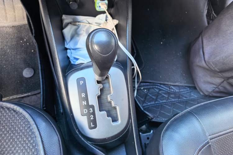 Used Kia K2 2015 Sedan 1.4L Automatic GLS Gear Lever