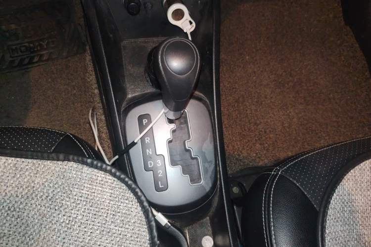 Used Kia K2 2015 Sedan 1.4L Automatic GLS Gear Lever