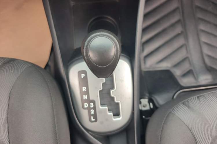 Used Kia K2 2015 Sedan 1.4L Automatic GLS Gear Lever