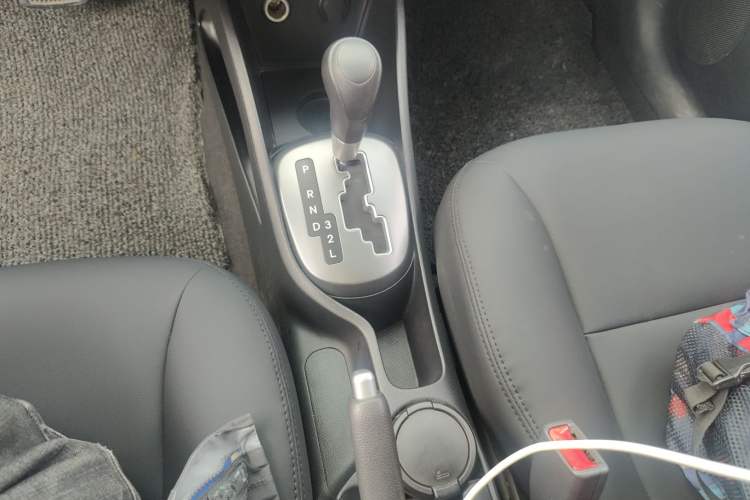 Used Kia K2 2015 Sedan 1.4L Automatic GLS Gear Lever