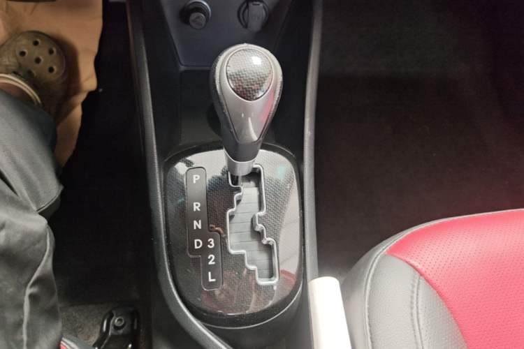 Used Kia K2 2015 Hatchback 1.4L AT GLS Cool Edition Gear Lever