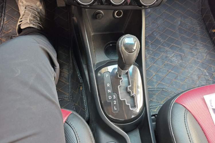 Used Kia K2 2015 Hatchback 1.4L AT GLS Cool Edition Gear Lever