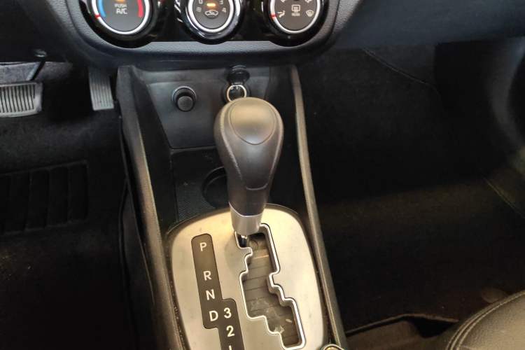 Used Kia K2 2015 Sedan 1.4L Automatic GLS Gear Lever