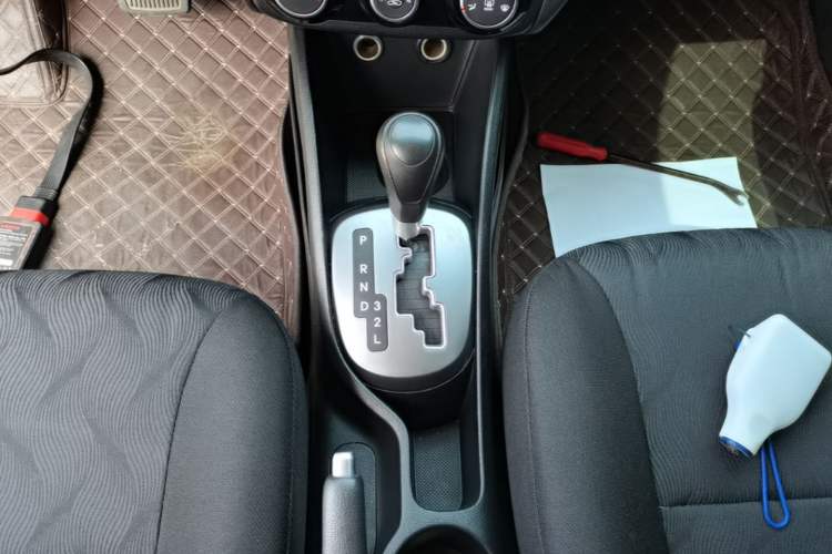Used Kia K2 2015 Sedan 1.4L Automatic GLS Gear Lever