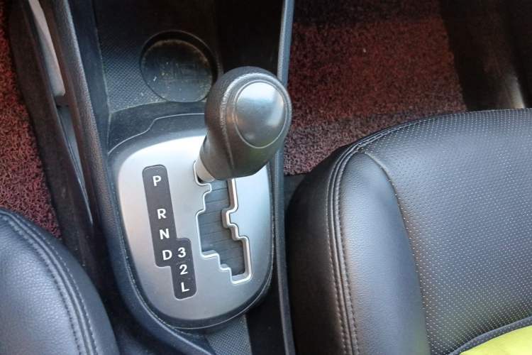 Used Kia K2 2015 Sedan 1.4L Automatic GLS Gear Lever