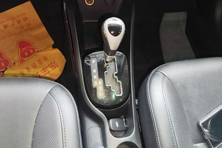 Used Kia K2 2015 Sedan 1.6L Automatic Transmission Premium Gear Lever