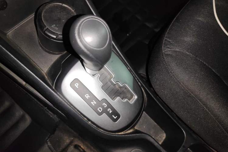 Used Kia K2 2015 Sedan 1.4L Automatic GLS Gear Lever