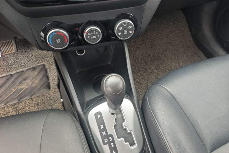 Used Kia K2 2015 Sedan 1.4L Automatic GLS Gear Lever