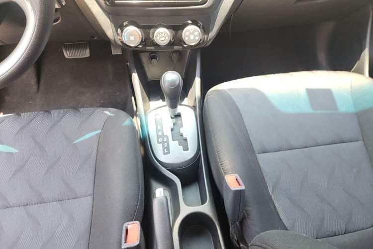 Used Kia K2 2015 Sedan 1.4L Automatic GLS Gear Lever
