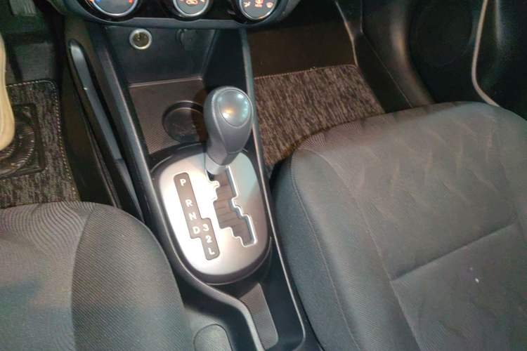 Used Kia K2 2015 Sedan 1.4L Automatic GLS Gear Lever