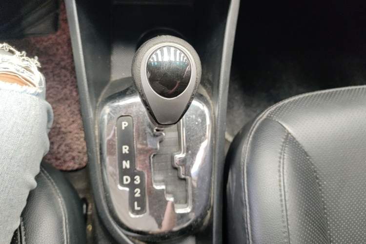 Used Kia K2 2015 Sedan 1.6L Automatic Transmission Premium Gear Lever