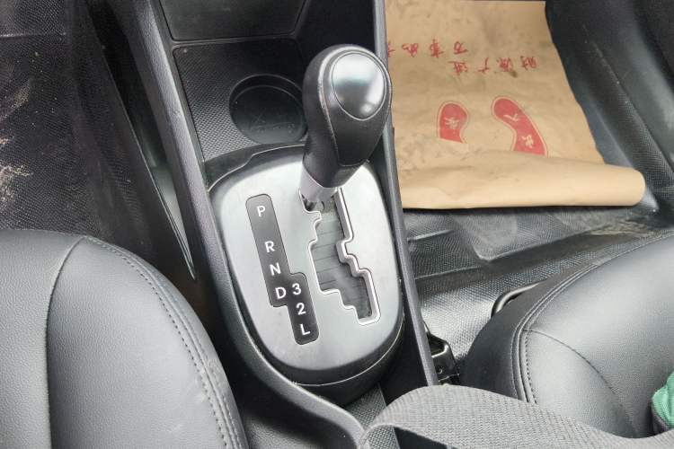 Used Kia K2 2015 Sedan 1.4L Automatic GLS Gear Lever