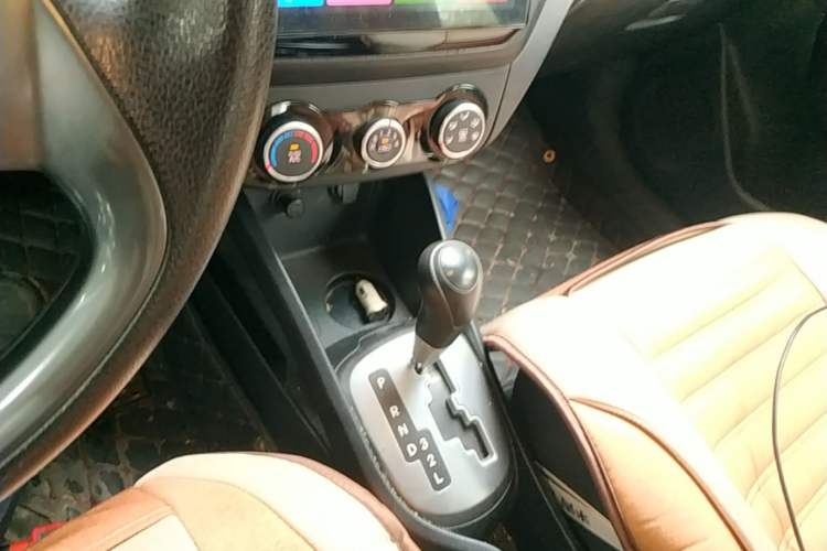 Used Kia K2 2015 Sedan 1.4L Automatic GLS Gear Lever