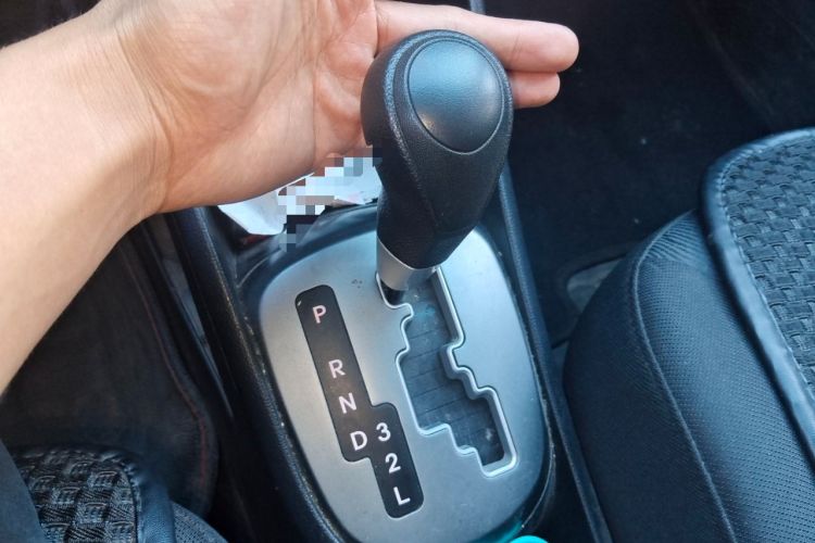 Used Kia K2 2015 Sedan 1.4L Automatic GLS Gear Lever
