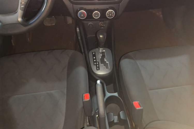 Used Kia K2 2015 Sedan 1.4L Automatic GLS Gear Lever