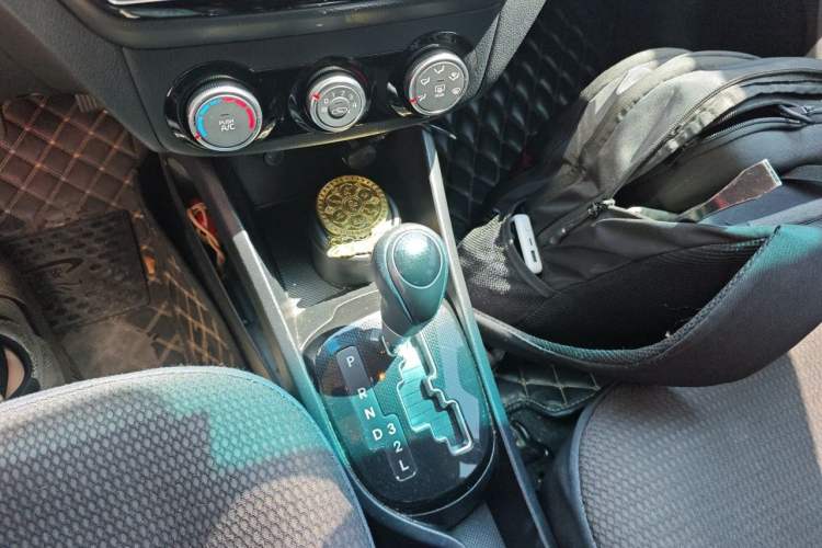 Used Kia K2 2015 Hatchback 1.4L AT GLS Cool Edition Gear Lever