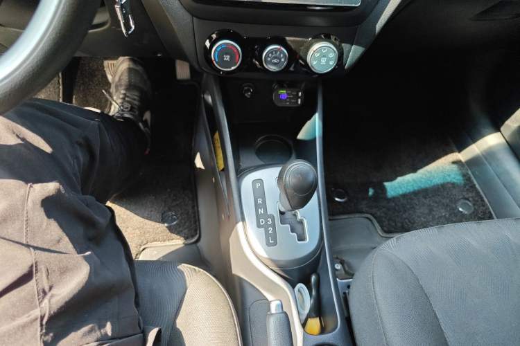Used Kia K2 2015 Sedan 1.4L Automatic GLS Gear Lever