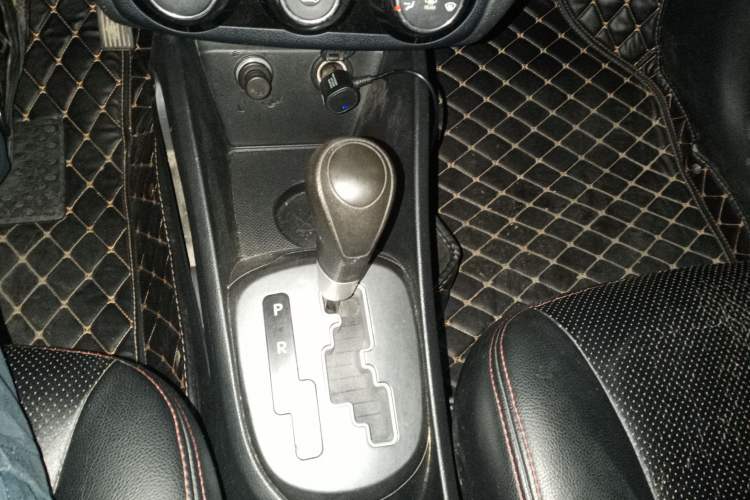 Used Kia K2 2015 Sedan 1.4L Automatic GLS Gear Lever