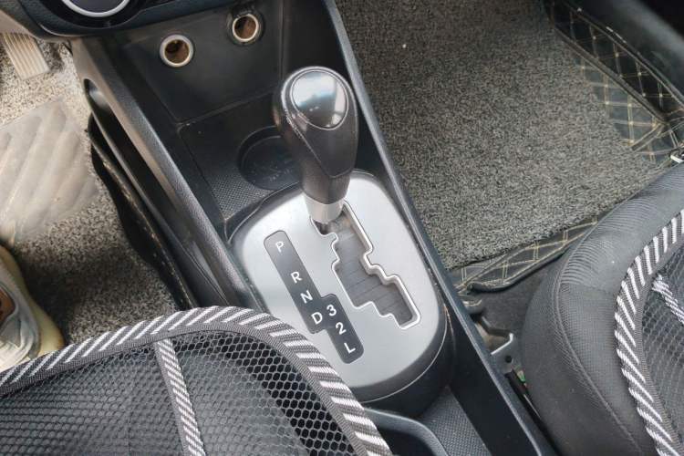 Used Kia K2 2015 Sedan 1.4L Automatic GLS Gear Lever