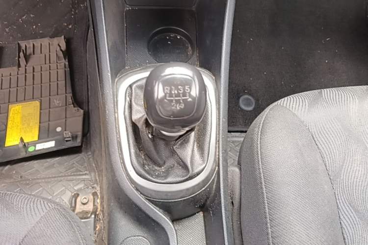 Used Kia K2 2015 Sedan 1.4L MT GLS Gear Lever