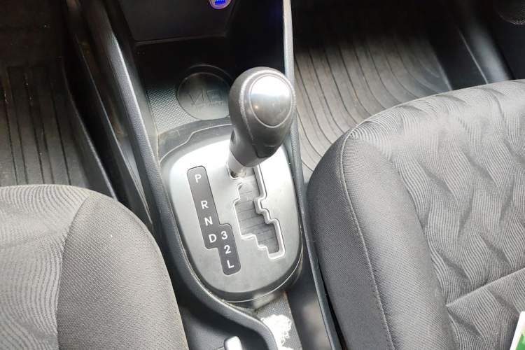 Used Kia K2 2015 Sedan 1.4L Automatic GLS Gear Lever