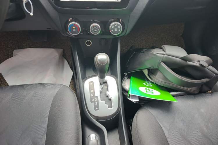 Used Kia K2 2015 Sedan 1.4L Automatic GLS Gear Lever