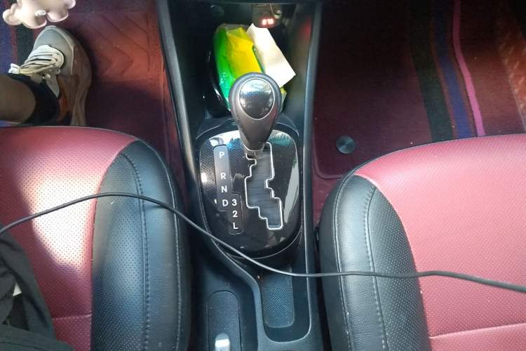 Used Kia K2 2015 Hatchback 1.4L AT GLS Cool Edition Gear Lever