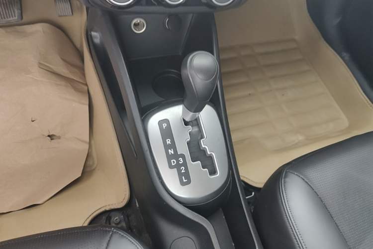 Used Kia K2 2015 Sedan 1.4L Automatic GLS Gear Lever