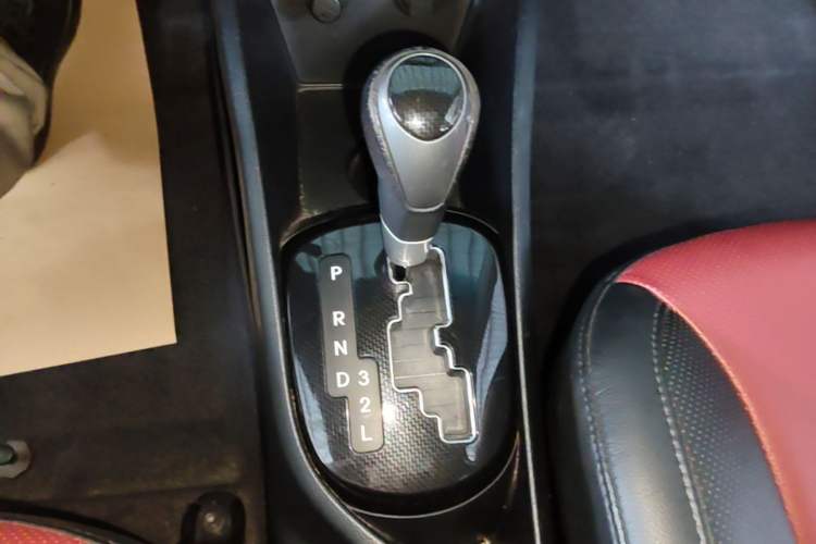 Used Kia K2 2015 Hatchback 1.4L AT GLS Cool Edition Gear Lever
