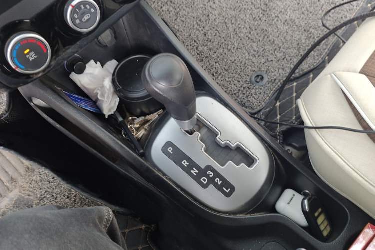 Used Kia K2 2015 Sedan 1.4L Automatic GLS Gear Lever