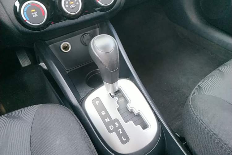Used Kia K2 2015 Sedan 1.4L Automatic GLS Gear Lever
