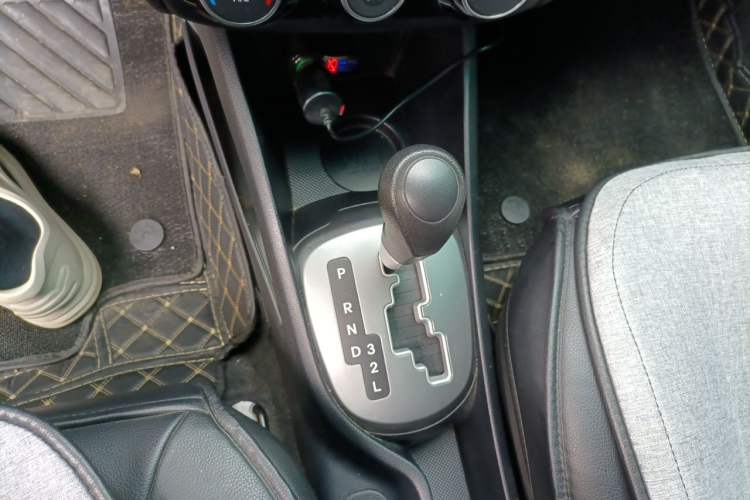Used Kia K2 2015 Sedan 1.4L Automatic GLS Gear Lever