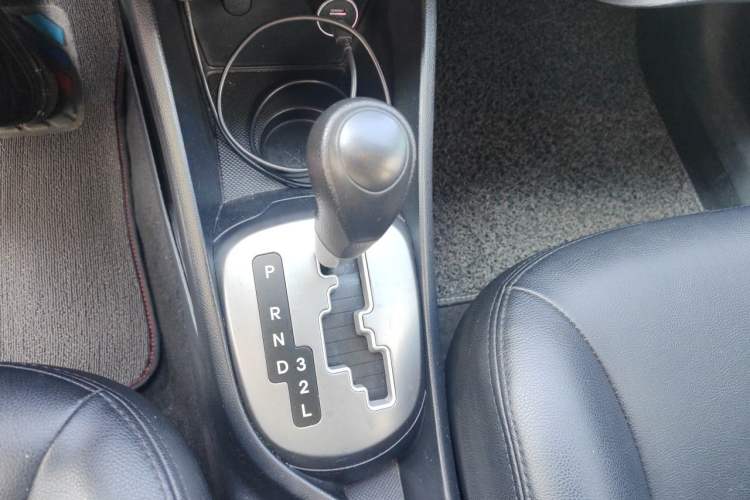 Used Kia K2 2015 Sedan 1.4L Automatic GLS Gear Lever