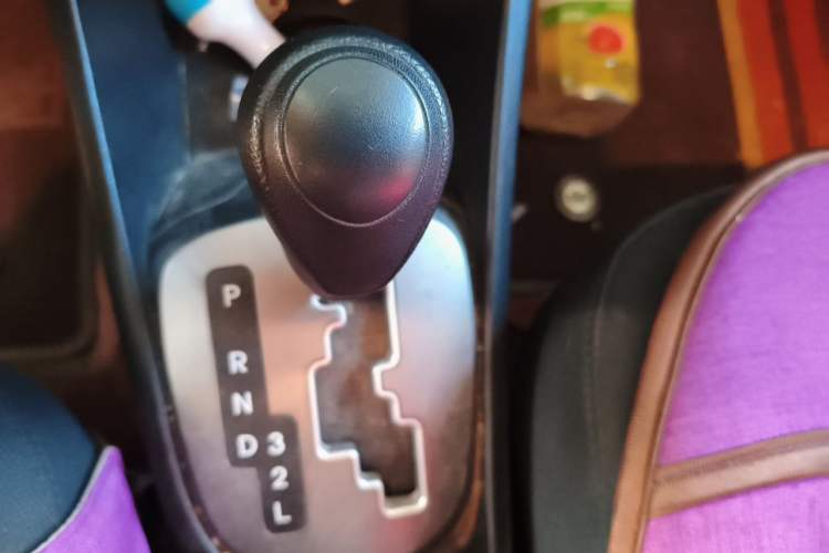 Used Kia K2 2015 Sedan 1.4L Automatic Top-Trim Gear Lever
