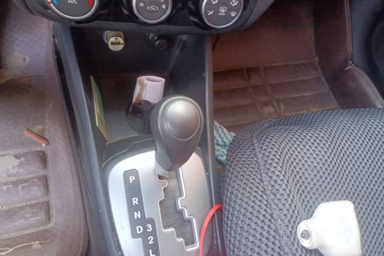 Used Kia K2 2015 Sedan 1.4L Automatic GLS Gear Lever