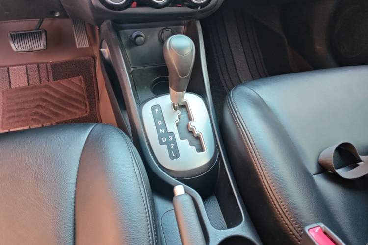 Used Kia K2 2015 Sedan 1.4L Automatic GLS Gear Lever