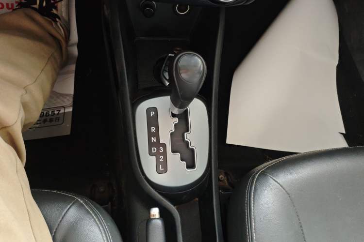 Used Kia K2 2015 Sedan 1.4L Automatic GLS Gear Lever