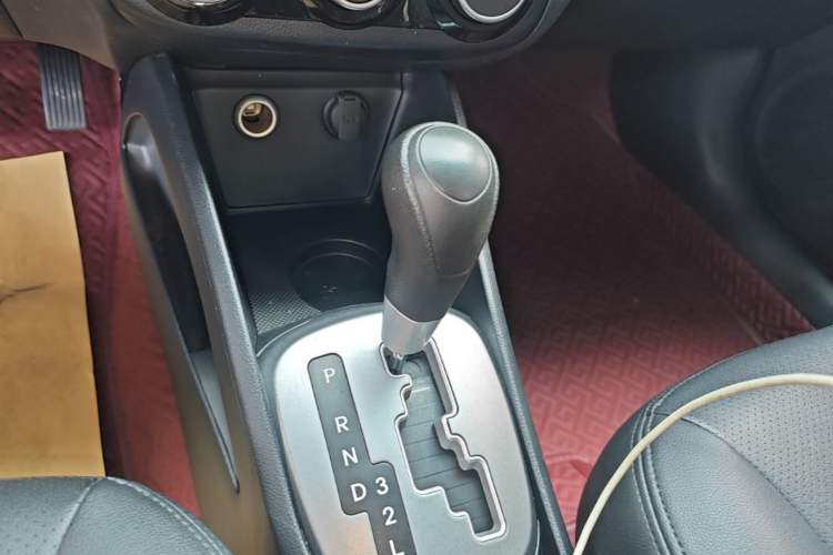 Used Kia K2 2015 Sedan 1.4L Automatic GLS Gear Lever