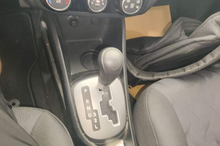 Used Kia K2 2015 Sedan 1.4L Automatic GLS Gear Lever