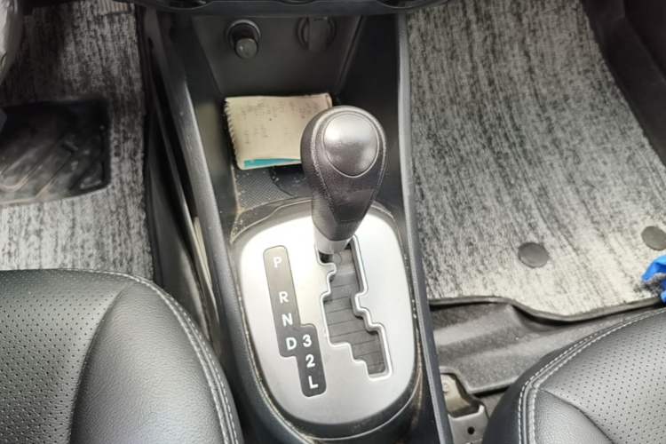 Used Kia K2 2015 Sedan 1.4L Automatic GLS Gear Lever
