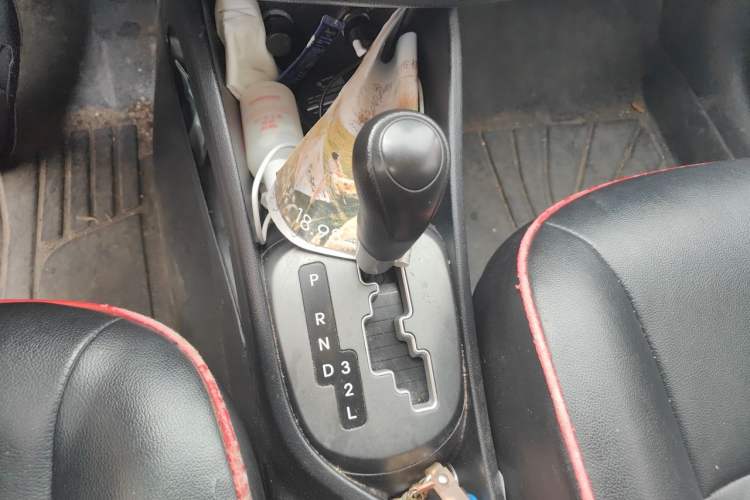 Used Kia K2 2015 Sedan 1.4L Automatic GLS Gear Lever