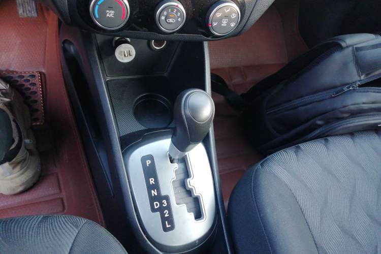 Used Kia K2 2015 Sedan 1.4L Automatic GLS Gear Lever