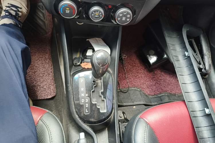 Used Kia K2 2015 Hatchback 1.4L AT GLS Cool Edition Gear Lever