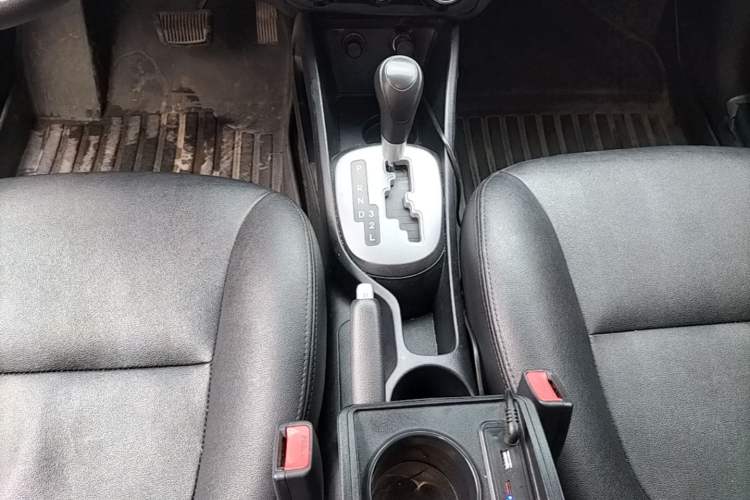 Used Kia K2 2015 Sedan 1.4L Automatic GLS Gear Lever